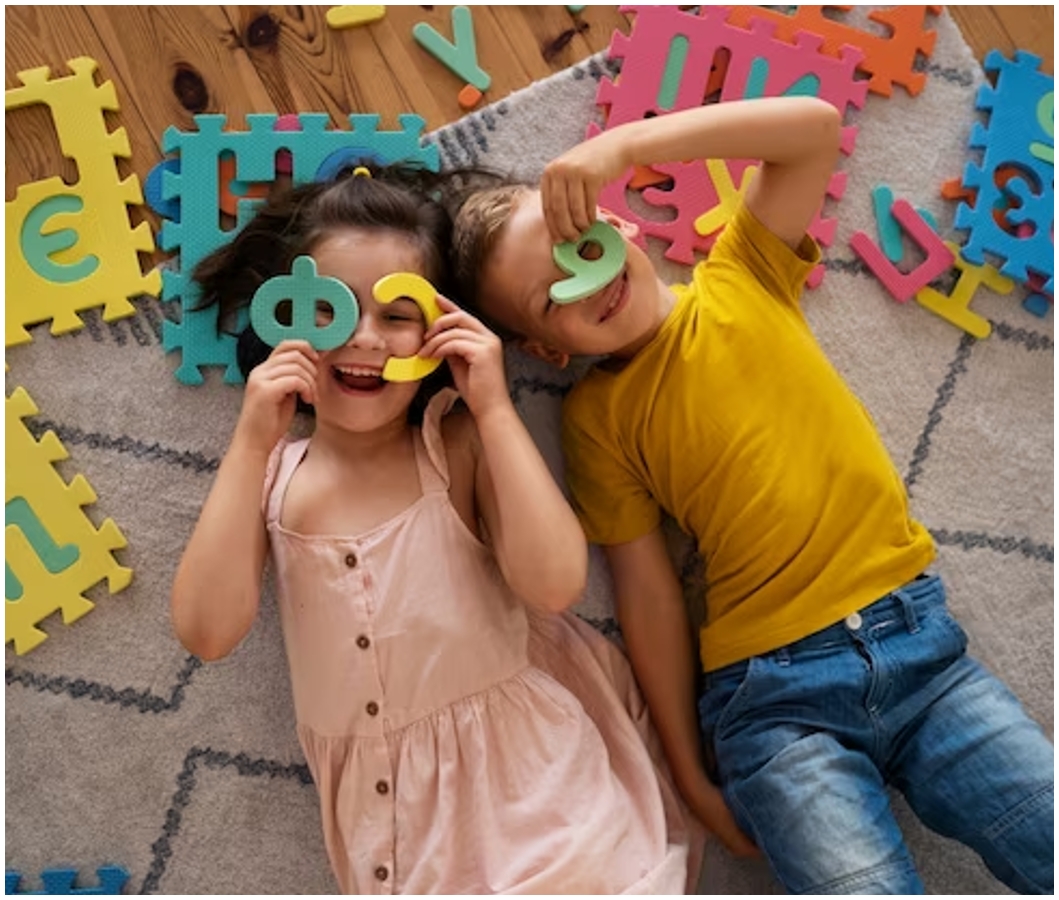 Imagem de 2 crianças brincando com letras e números de EVA.