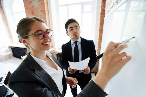 Dois jovens de terno planejando um negócio